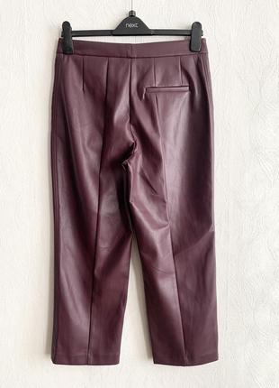 Укороченные брюки из экокожи8 фото