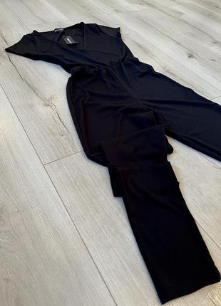 Чорний трикотажний комбінезон з v-подібним вирізом і коротким рукавом6 фото