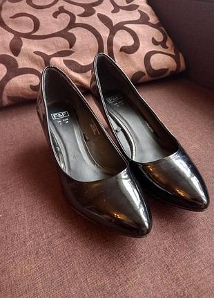 Лаковые туфли