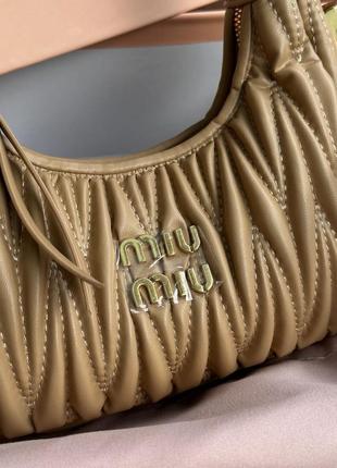 Сумка кожаная в стиле miumiu wander matelassé nappa leather mini hobo bag beige5 фото