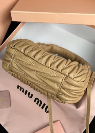 Сумка кожаная в стиле miumiu wander matelassé nappa leather mini hobo bag beige3 фото