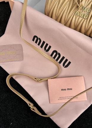 Сумка кожаная в стиле miumiu wander matelassé nappa leather mini hobo bag beige9 фото