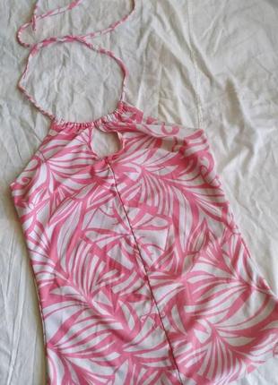 Майка с связкой на шее