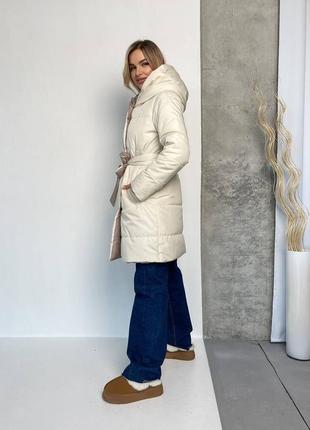 Куртка женская зимняя двухсторонняя на кнопках с карманами с поясом с капишоном качественная стильная трендовая молочная бежевая4 фото