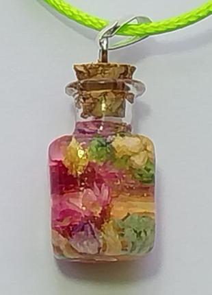 Кулон бутылочка с цветами, разноцветные цветы в маленькой стеклянной бутылке, ручная работа2 фото