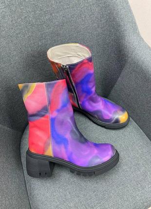 Женские ботинки из натуральной кожи на каблуке тракторные подошвы разноцветные