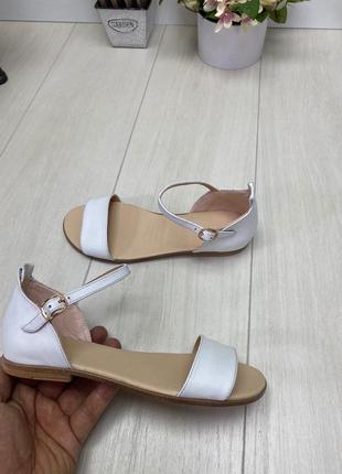 Білі босоніжки, сандалі