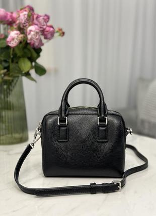 Черная кожаная кросбоди сумочка dkny elise leather mini box crossbody3 фото