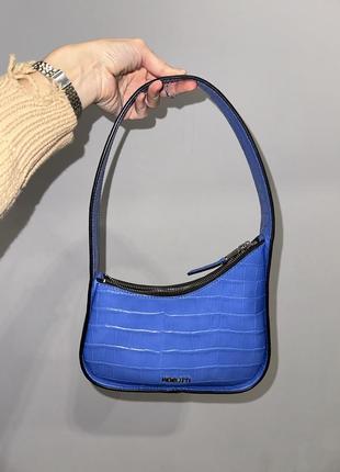 Кожаная синяя сумка-багет fidelitti с текстурой в стиле рептилии3 фото
