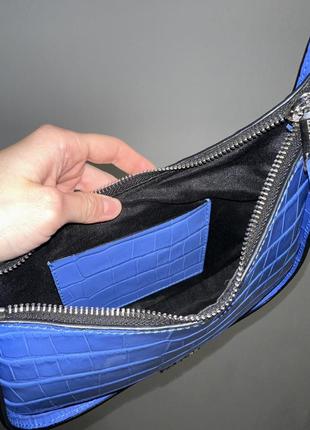Кожаная синяя сумка-багет fidelitti с текстурой в стиле рептилии2 фото