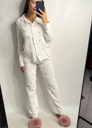 Муслінова піжама сорочка та штани. муслінова сорочка з довгим рукавом та штани. піжама з мусліну