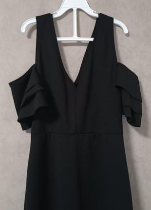 Чёрное платье миди boohoo италия с открытыми плечами и оборками9 фото