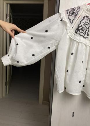 Ошатна, жіночна блуза з вишивкою і мереживом7 фото