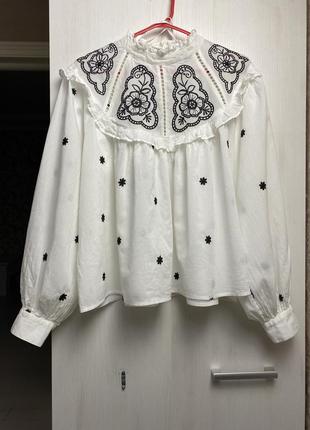 Ошатна, жіночна блуза з вишивкою і мереживом5 фото