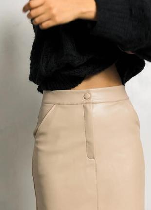 Теплая кожаная юбка карандаш на флисе миди длины 42-52 размеры разные цвета бежевая9 фото