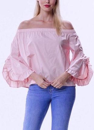 Однотонна красива блузка із приспущеними плечима ніжно-рожевого кольору2 фото