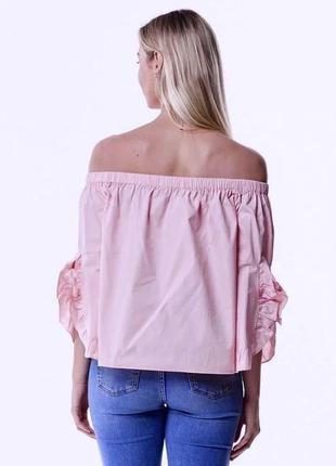 Однотонна красива блузка із приспущеними плечима ніжно-рожевого кольору3 фото