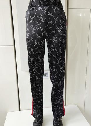♥️1+1=3♥️ equipment femme шелковые брюки в цветочный принт с лампасами6 фото