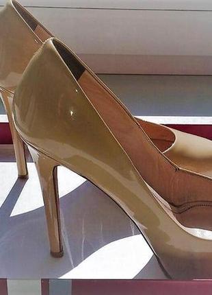 Классические оригинальные бежевые туфли poletto