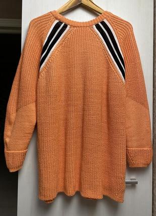 Объемный и уютный свитер оранжевого цвета9 фото