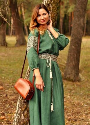 Неймовірно жіночна довга сукня зеленого відтінку8 фото