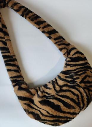 Меховая сумочка с тигровым принтом6 фото