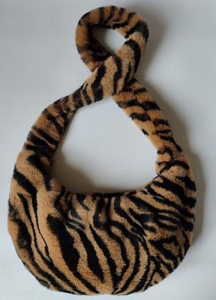 Меховая сумочка с тигровым принтом4 фото