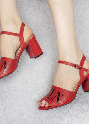 Красные босоножки на широком удобном каблуке с перфорацией надписью модные красивые2 фото