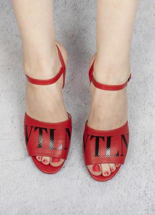 Красные босоножки на широком удобном каблуке с перфорацией надписью модные красивые3 фото