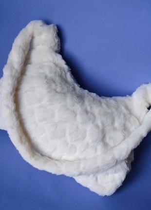 Молочна хутряна сумочка