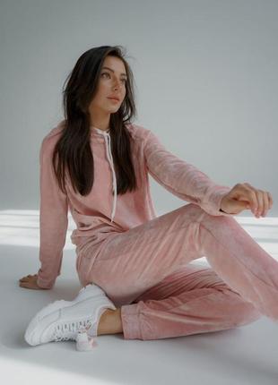 Велюровый спортивный костюм с капюшоном