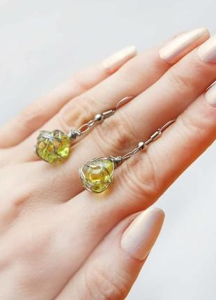 Красиві мініатюрні сережки із зеленими камінчиками кристалами.