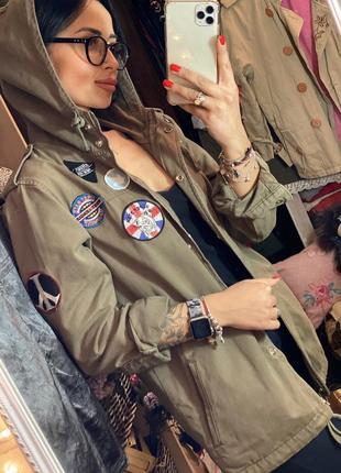 Стильная коттоновая ветровка с нашивками