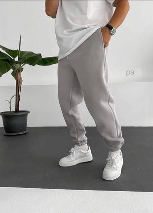 Мужские стильные спортивные штаны на манжетах светло-серые1 фото