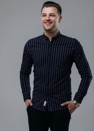 Чоловіча стильна смугаста сорочка з коміром-стійкою чорна