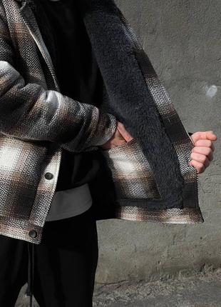Чоловіча стильна тепла зимова картата куртка оверсайз коричнева6 фото