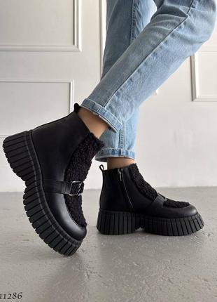 Черные натуральные кожаные зимние ботинки с пряжкой ремешком мехом тедди барашком зима на толстой ребристой подошве платформе зима кожа2 фото