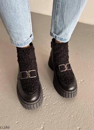 Чорні натуральні шкіряні зимові черевики з пряжкою ремінцем хутром тедді барашком на високій товстій підошві платформі зима шкіра5 фото