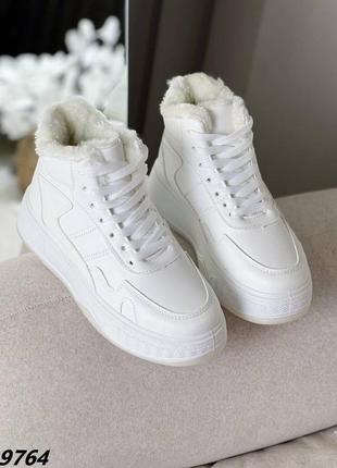 Трендові жіночі зимові кросівки білі