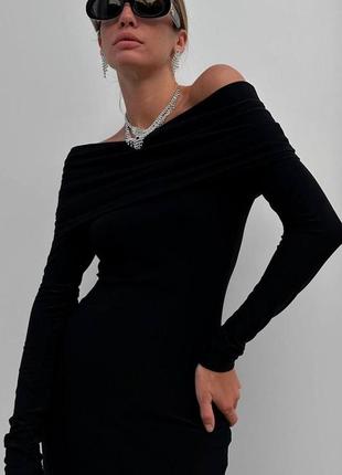 Роскошное приталенное платье длины миди с разрезом и открытыми плечами5 фото