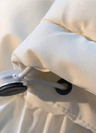 Теплий пуховик зі вшитим хутряним капюшоном кишенями на підкладці синтепоні зимова куртка