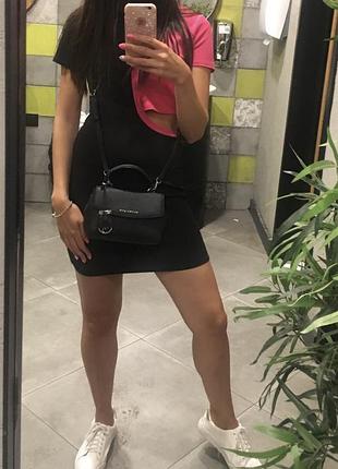 Красивое двухцветное прилегающее платье с вырезом