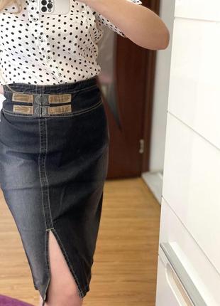 Стильная джинсовая юбка с разрезом1 фото