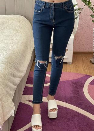 Стильные джинсы с разрезами5 фото