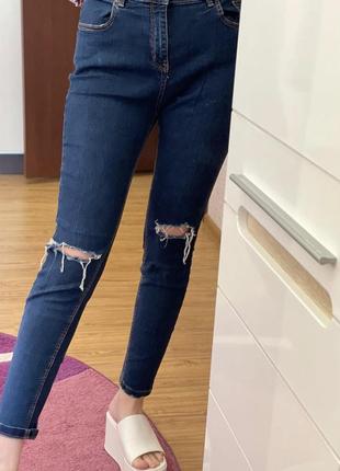 Стильные джинсы с разрезами4 фото