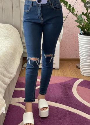 Стильные джинсы с разрезами6 фото