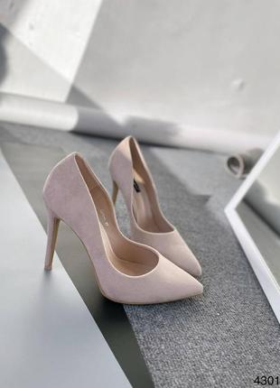Туфлі на шпильці