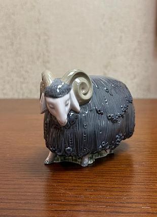Фарфоровая статуэтка lladro «баран на лугу».