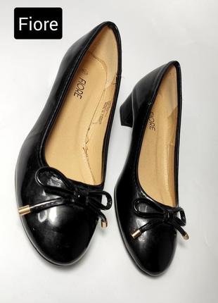Туфли женские черные лакированные на маленьких каблуках от бренда fiore 36