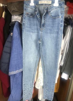 Джинсы denim co с камушками
